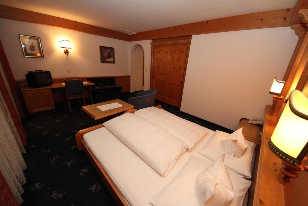 Hotel Almhof Neustift im Stubaital Room photo
